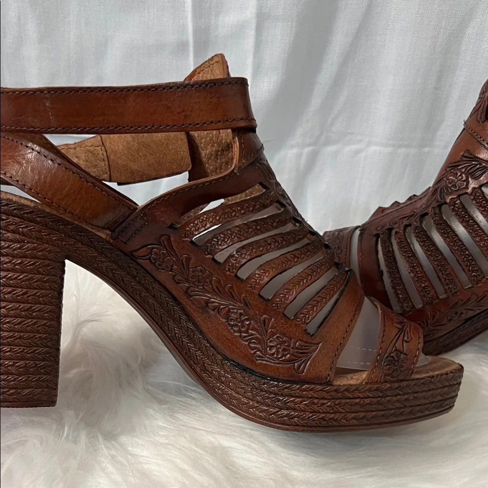 Roper Tan Leather Cut-Out Heels - Picture 5 of 7